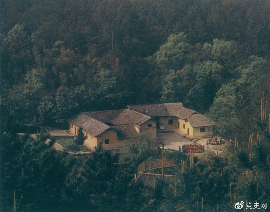 毛澤東故居——湖南省湘潭縣韶山?jīng)_上屋場(chǎng)。1893年12月26日，毛澤東在這里誕生。