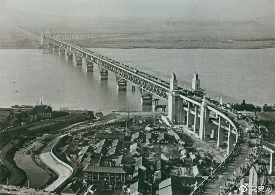 1968年12月29日， 南京長江大橋全面建成通車。這是當(dāng)時中國自行設(shè)計建造的最大的鐵路、公路兩用橋。